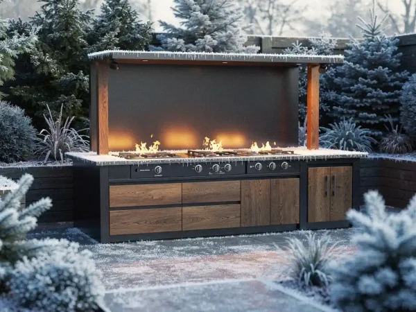 Buitenkeuken met stalen frame en eiken werkblad bedekt met rijp, omgeven door winterse tuin met groenblijvende planten en warme kookvlammen.
