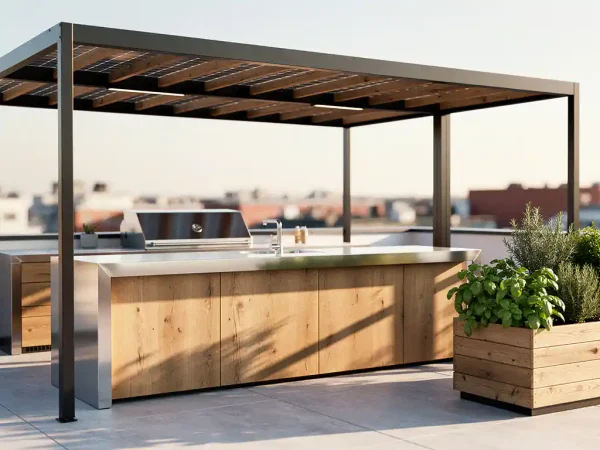 Buitenkeuken van staal en eiken hout op zonnig terras met zonnepanelen op pergola, kruidentuin en gouden-uur licht.