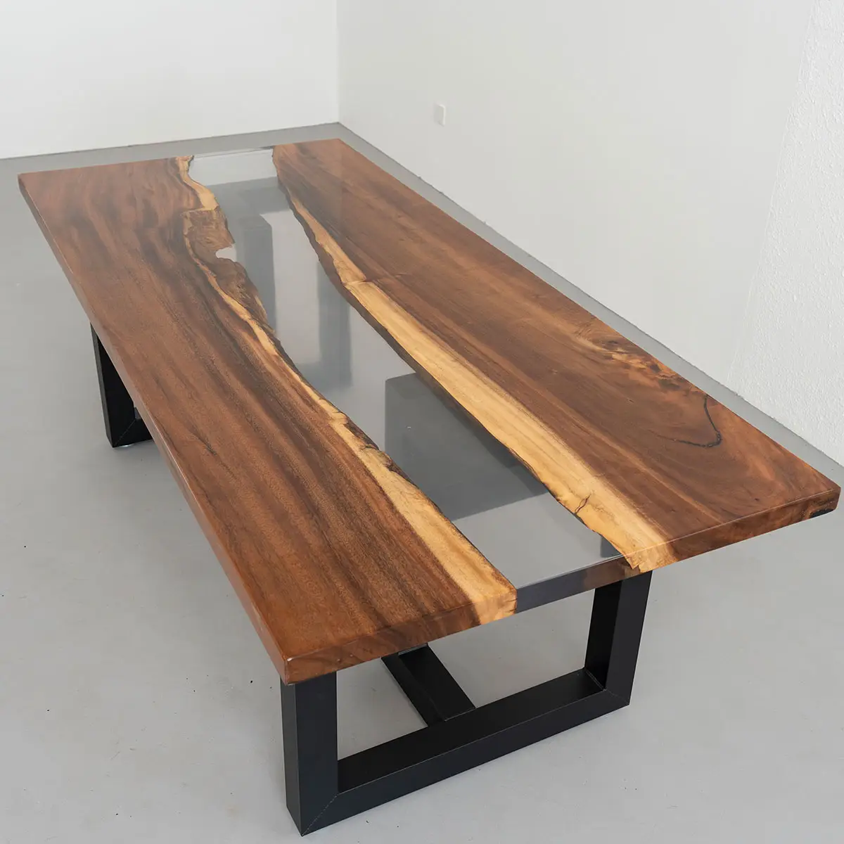Epoxy resin table - Transparent